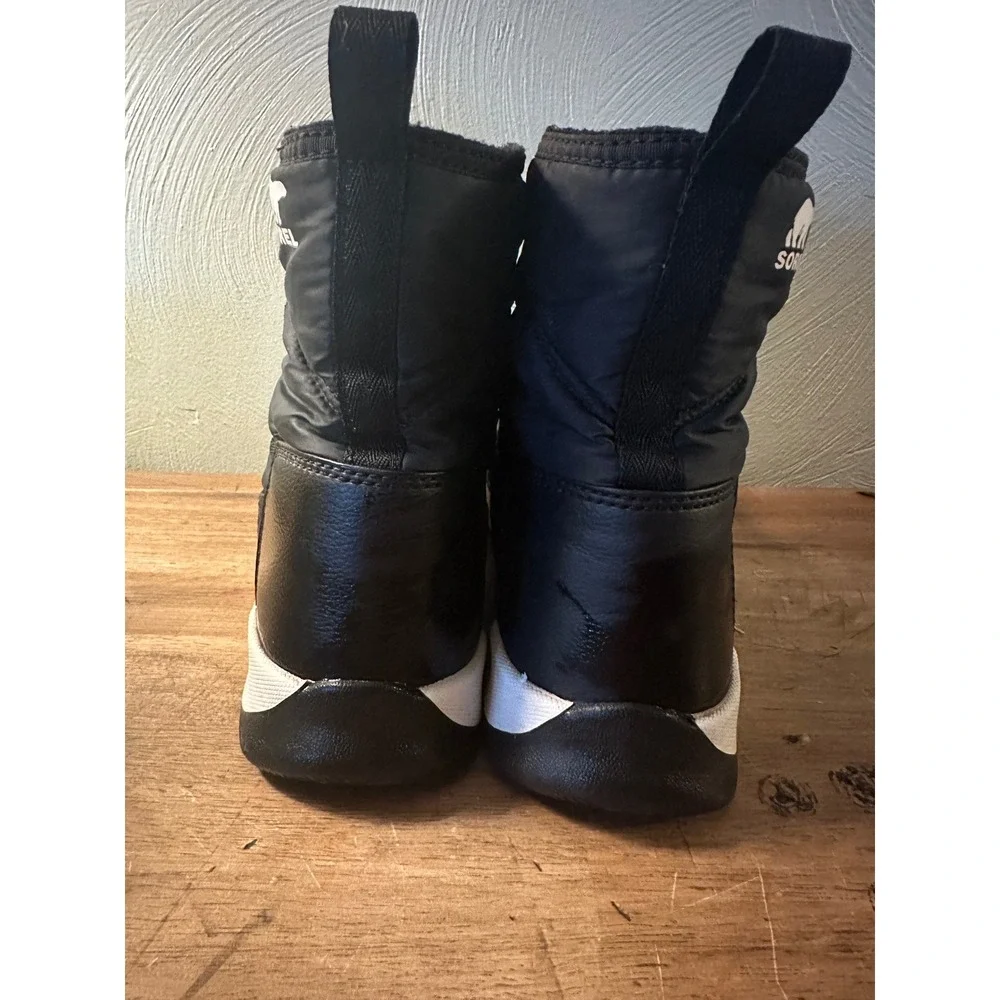 Sorel Whitney II, women's short lace boot, size 7. Black